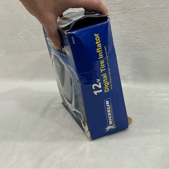 Michelin Compact 12V Tire Inflator With Digital Gauge & Auto Preset Model 900008 - Picture 3 of 5